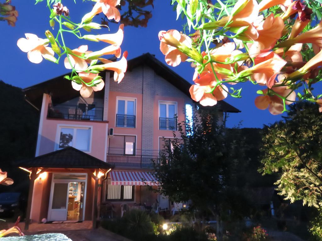 Villa Artemida Kulen Vakuf Exterior foto