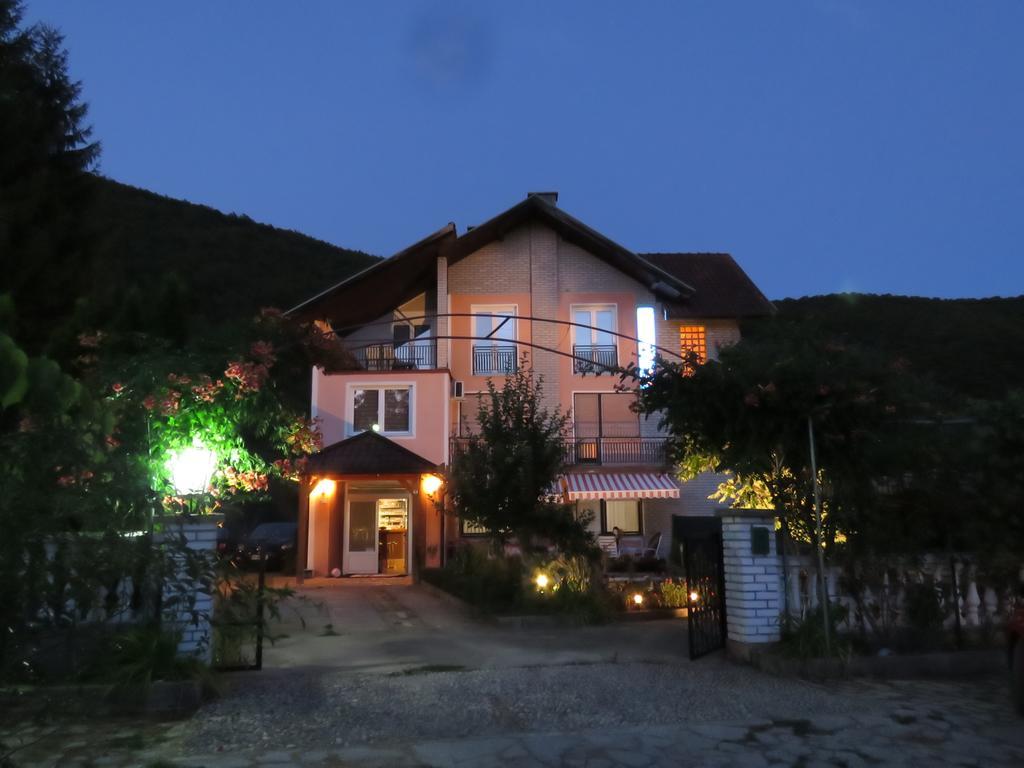 Villa Artemida Kulen Vakuf Exterior foto