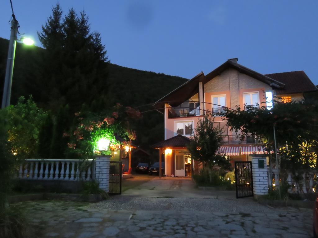 Villa Artemida Kulen Vakuf Exterior foto